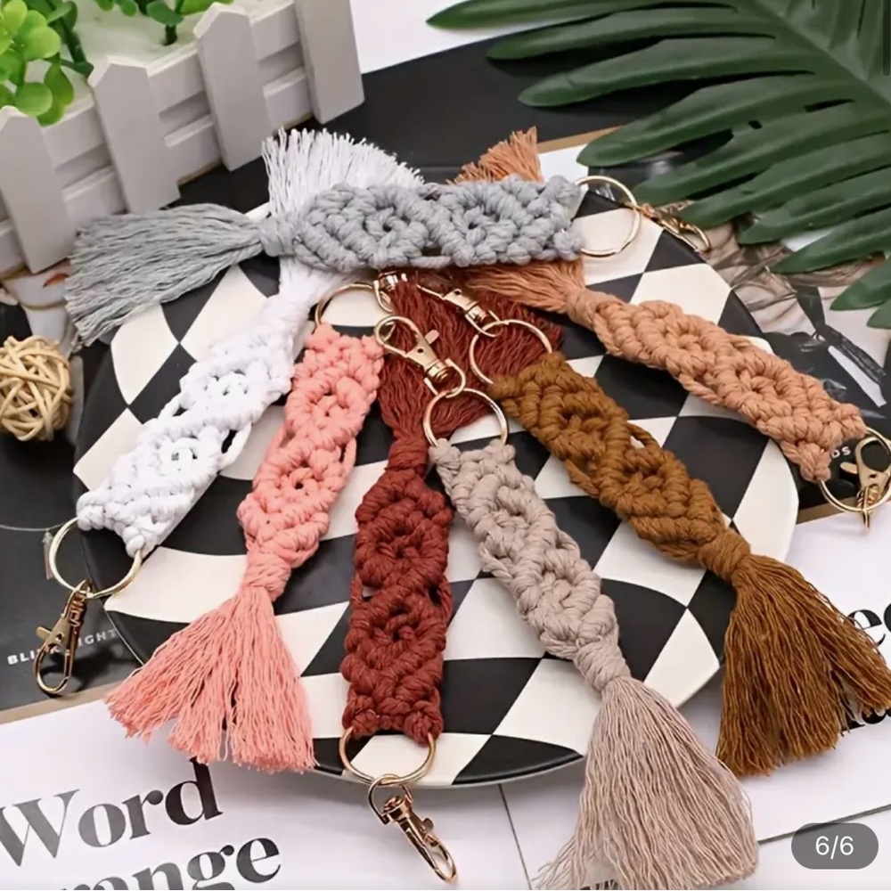Beige Macramé Keychain - Picture 2 of 3